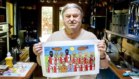Frantiek Ringo ech ukazuje vlastnorun vyrobený obraz fotbalist milované...