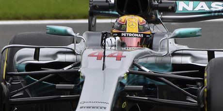Lewis Hamilton v tréninku na Velkou cenu Belgie formule 1.