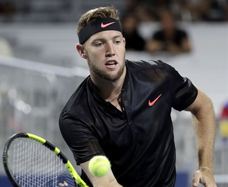 Amerian Jack Sock se v prvnm kole US Open stetl s australskm tenistou...