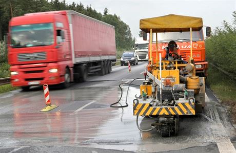 Píina vzniku hrbol na dálnici D5 u Plzn zatím není známa. (25. 8. 2017)