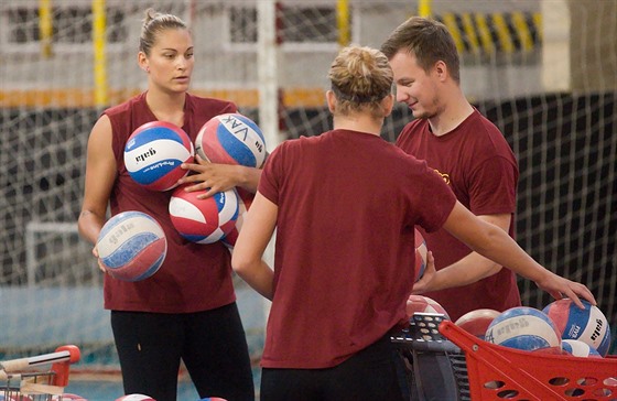 Laura Holubcová na tréninku libereckých volejbalistek.
