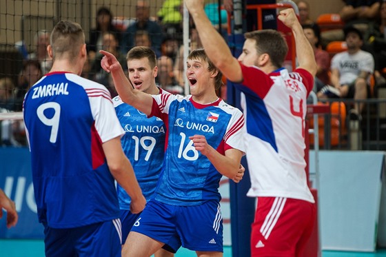 Jakub Janouch (uprostřed) slaví se spoluhráči z české reprezentace.