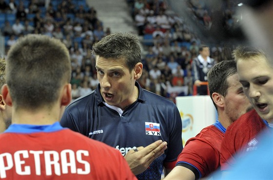 Andrej Kravárik dává pokyny slovenským volejbalistm.