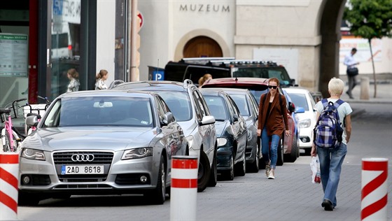 O parkování v centru Brna je velký boj. Magistrát chce situaci vyřešit...