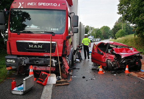 Pi elní sráce osobního auta a kamionu u Nové Paky zemel spolujezdec. (26....