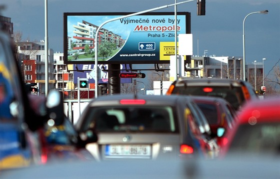 Kolem billboardu jede idi nkolik desítek metr poslepu.