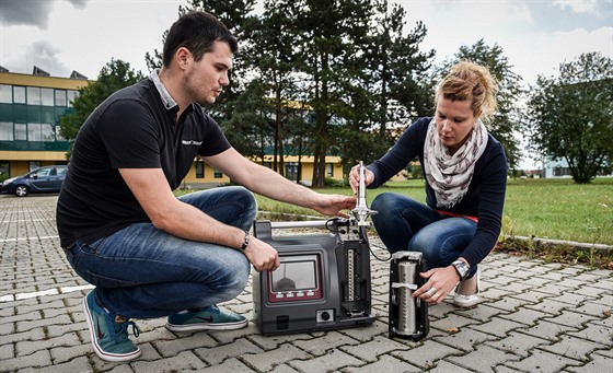 Studenti Marek Kucbel a Barbora Švédová ukazují přístroj, který sbírá prach z...