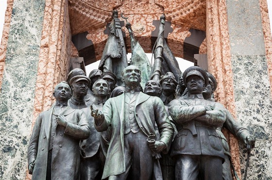 Monument republiky na istanbulském námstí Taksim. V ele sousoí stojí...