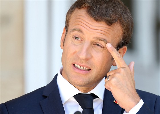 Francouzský prezident Emmanuel Macron oznauje obvinní za pomluvy.