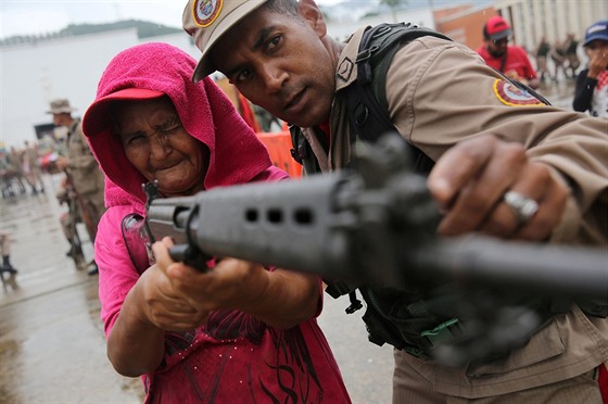 Ve Venezuele zaalo vojenské cviení, ke kterému byli povoláni i civilisté v...