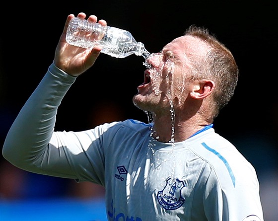 Wayne Rooney se osvěžuje v utkání proti Chelsea