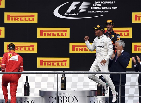 Brit Lewis Hamilton se raduje z vítzství ve Velké cen Belgie.