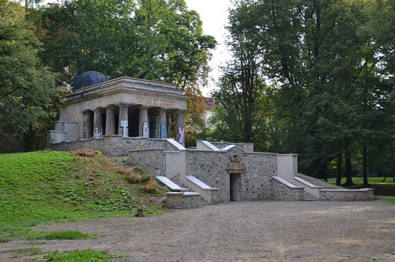 Jihoslovanské mauzoleum v olomouckých Bezruových sadech z roku 1926 po dokonení první etapy oprav. Jde o památku, je ukrývá ostatky 1200 jugoslávských voják z první svtové války.