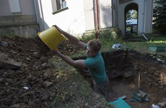 Archeologický przkum v sousedství kostela v Ústí nad Orlicí.