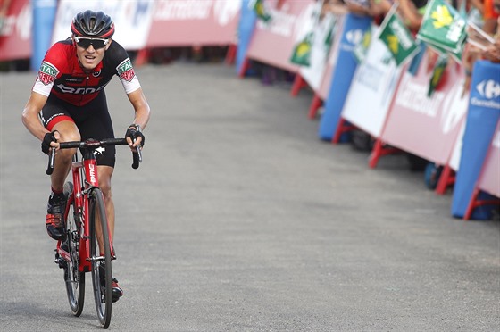 Tejay van Garderen pi dojezdu do cíle páté etapy panlské Vuelty.