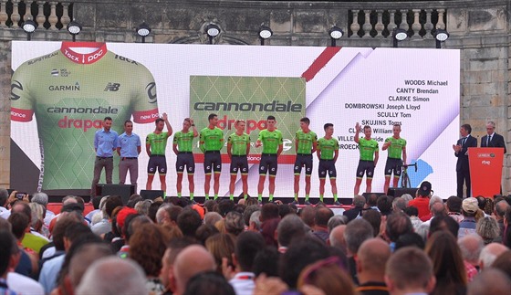 Cyklisté Cannondale-Drapac bhem prezentace ped startem Vuelty.