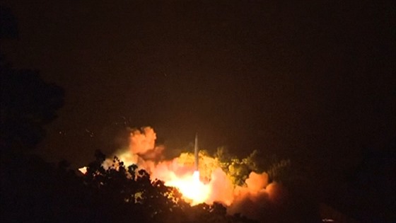 KLDR vypálila poblí Jiní Koreje nkolik raket, dopadly do moe