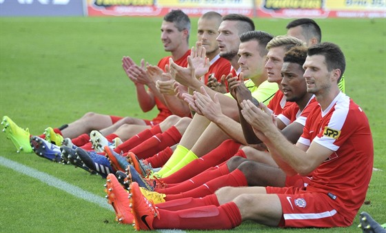 DKOVAKA PO ZÁPASE. Brnntí fotbalisté si vychutnávají vítzství nad Spartou....