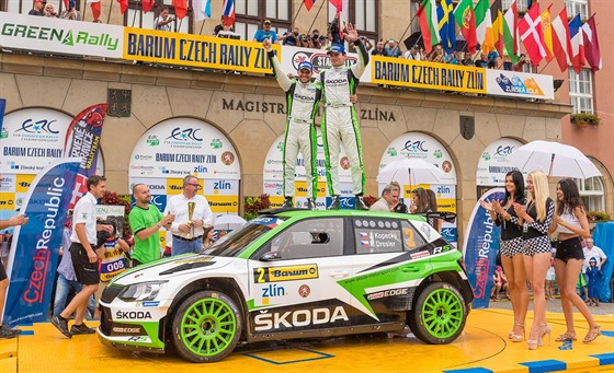 Jan Kopecký a Pavel Dresler slaví triumf na Barum rallye.