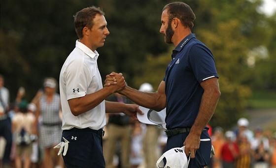 Jordan Spieth a Dustin Johnson (vpravo) na turnaji Northern Trust v New Yorku.