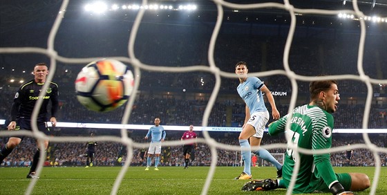 Wayne Rooney (vlevo) z Evertonu stílí gól v zápase s Manchesterem City.