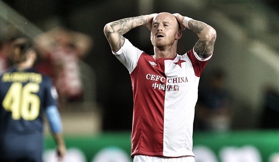 Slávista Miroslav Stoch se chytá za hlavu po promarnné anci.