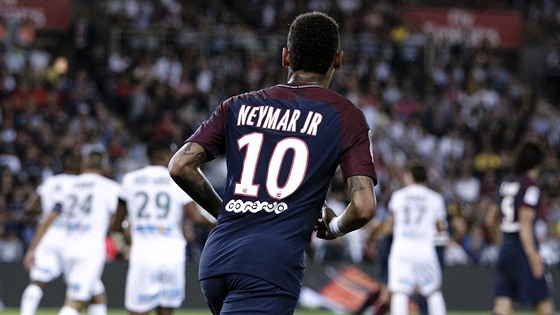 Neymar z Paris SG sleduje dní v zápase s st. Ettiene.