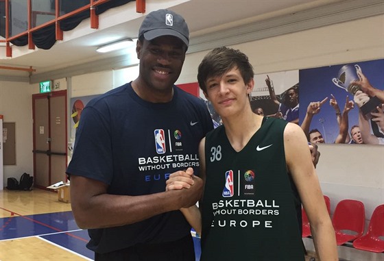 eský talent Vít Krejí ulovil na prestiní akci Basketball Without Borders...