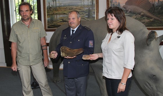 Zoo Dvůr Králové předala celníkům vzorky nosorožčích rohů pro výcvik služebních...