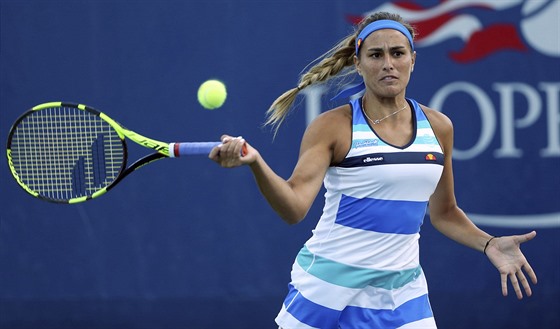 Portoričanka Monica Puigová trefuje forhendový úder v prvním kole US Open.