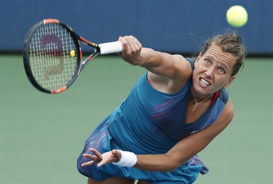 eka Barbora Strcov servruje v vodnm kole tenisovho US Open.