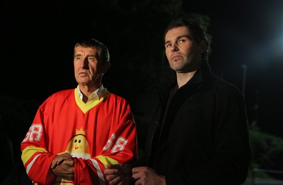 Jaromír Jágr (vpravo) a Andrej Babi bhem natáení reklamního spotu