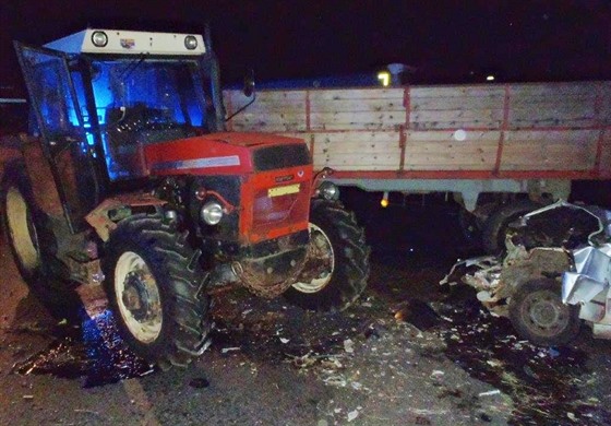 Během nehody traktoru s osobním autem na Domažlicku se zranilo pět lidí. 
