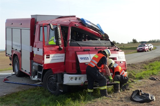 Hasii z Moravského Krumlova cestou k zásahu havarovali. idi a spolujezdec...