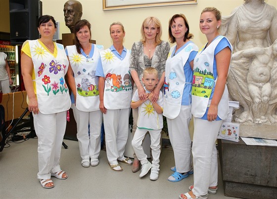 Návrhářka Marie Zelená vymýšlí oblečení s obrázky pro zdravotní personál....