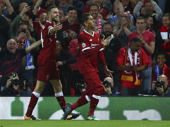 JSME ZPT. Jordan Henderson a Roberto Firmino slaví gól v zápase play-off Ligy...