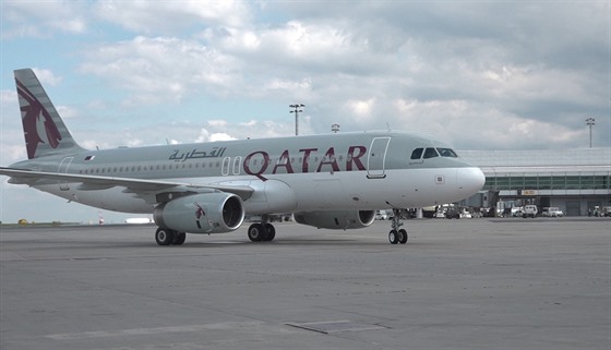 Přistání letadla společnosti Qatar Airways