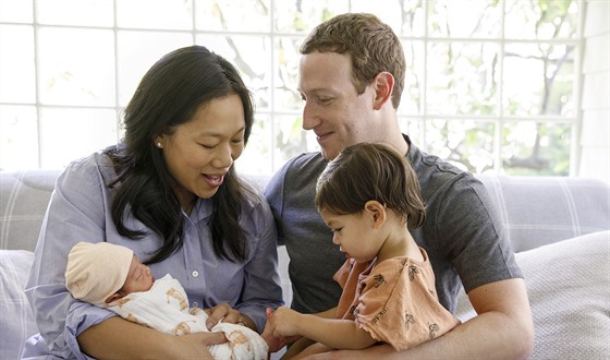 Mark Zuckerberg, jeho manželka Priscilla a jejich dcery Maxima a August, která...