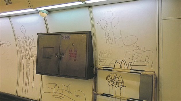 V části stanice metra Jinonice jsou obklady počmárané.