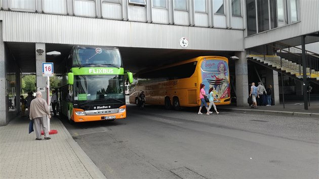 Rivalové na karlovarském terminálu, autobusy spoleností FlixBus a RegioJet.