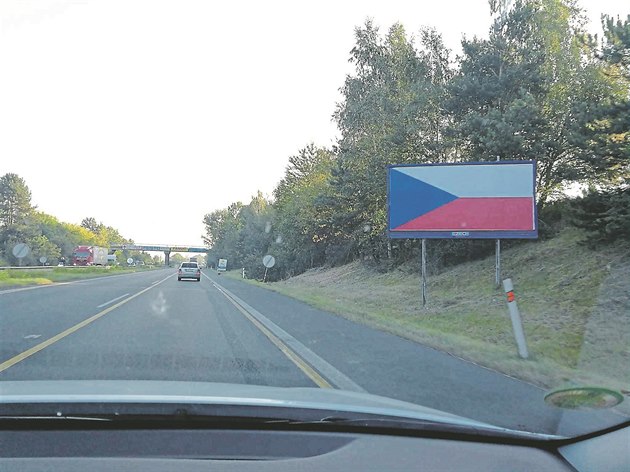 Billboard pelepený eskou vlajkou na dálnici D10