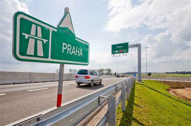 Ostrý provoz na dálnici D11 u Hradce Králové (21. srpna 2017)
