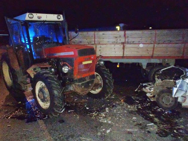 Nehoda osobního automobilu s traktorem u Meclova. (22. 8. 2017)