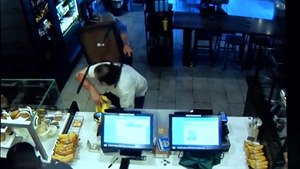 Hrdina v kavárně: ozbrojeného lupiče ztloukl židlí