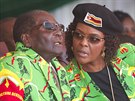Prezident Zimbabwe Robert Mugabe se svojí enou Grace na mítinku mladých...