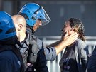 Italská policie vyklidila park v centru íma, který obsadili uprchlíci z...