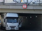 Kamion neprojel pod mostem ve Fanderlíkov ulici v aboveskách.