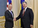 Ministr obrany USA Mattis a ukrajinský prezident Poroenko (24. srpna 2017)