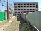 Na p�l cesty. Rrozestav�ný panelák v Sulin�