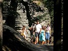 Turisté v Prachovských skalách v eském ráji